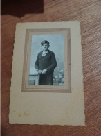 561 // PHOTO ANCIENNE  JEUNE GARCON   11 X 7 CMS (MESURES AVEC CARTON) - Personnes Anonymes