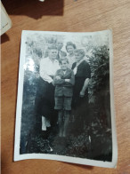 561 // PHOTO ANCIENNE  FAMILLE  12 X 9 CMS - Personnes Anonymes