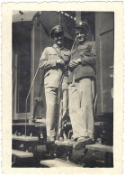 Photo Ancienne, Les Contrôleurs De Train Posent Sur Les Marches Du Wagon - Contrôleur, Chemin De Fer, Cheminots - Trains