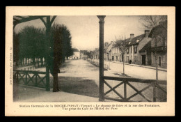 86 - LA ROCHE-POSAY - LE CHAMP DE FOIRE ET LA RUE DES FONTAINES - La Roche Posay