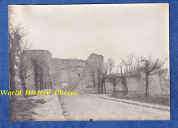 Photo Ancienne - COUCY Le CHATEAU ( Aisne ) - Entrée Du Château - Vers 1918 1919 - Porte Ancienne - Histoire Aisne - Guerre, Militaire