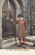 Postcard A Warder At The Tower Of London England My Ref B14926 - Tower Of London