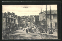 CPA Thiaucourt, Vue De La Rue Avec Des Passants Et Commercesn  - Andere & Zonder Classificatie