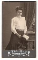 Fotografie A. Weiss & Co., Berlin- Schöneberg, Portrait Hübsche Frau In Weisser Bluse  - Persone Anonimi