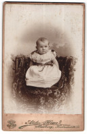 Fotografie Atelier Howe, Hamburg, Portrait Niedliches Baby Im Weissen Kleid Mit Schleifchen  - Anonymous Persons