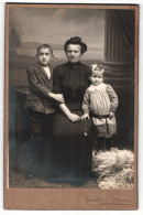 Fotografie Rud. Löbner, München, Portrait Schwarz Gekleidete Sitzende Dame Mit Einem Jungen Und Einem Mädchen  - Anonymous Persons