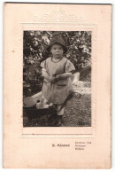 Fotografie W. Mönsted, Kirchheim-Teck, Portrait Kleines Mädchen Im Karierten Kleid Mit Einem Schubkarren  - Anonyme Personen