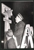 Fotografie Ansicht Wien, Neue Strassenbahn-Schilder Für Die Rechtsfahrordnung 1938  - Orte