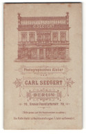 Fotografie Carl Seegert, Berlin, Ansicht Berlin, Foto-Atelier Grosse Frankfurterstr. 70, Rückseitig Portrait  - Orte