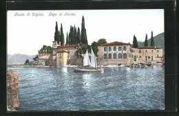 Cartolina Punta S. Vigilio, Lago Di Garda, Ortsansicht Vom Wasser Aus Gesehen, Segelboot  - Autres & Non Classés