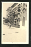 Cartolina Gardone, Promenade Mit Passanten  - Altri & Non Classificati