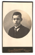Fotografie Franz Hargassner, Braunau A. Inn, Junger Bursche Mit Dunklem Haar In Anzug Und Krawatte  - Anonymous Persons