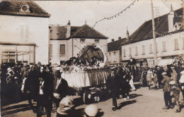 VERDUN SUR LE DOUBS (( Carte Photo ,je Crois ))peut-etre Le CARNAVAL,mais Pas Sur - Altri & Non Classificati