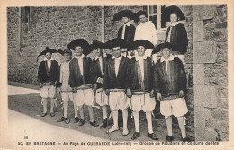 44 GUERANDE UN GROUPE DE PALUDIERS EN COSTUME - Guérande