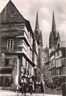 29 QUIMPER LA RUE KEREON ET LA CATHEDRALE - Quimper