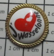 3417 Pin's Pins / Beau Et Rare / VILLES / J'AIME WASSELONE COEUR ROUGE Pins En Porcelaine De Limoges - Città