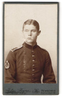 Fotografie Julius Heyne, Remscheid, Bismarckstr. 66, Junger Soldat In Uniform, Ärmelabzeichen Eichenkranz Mit Musketen  - War, Military