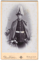 Fotografie Otto Krüger, Berlin, Alt Moabit 131, Garde-Soldat In Uniform Mit Pickelhaube Sachsen & Paradebusch  - War, Military