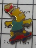 3417 Pin's Pins / Beau Et Rare / CINEMA / DESSIN ANIME  BART SIMPSON SKATE LIVRES CAHIERS - Cine