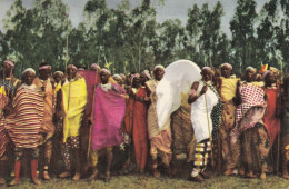 L'hélicoptère Qui A Précédé La Colonne Royale Dans L'Urundi Vient D'atterrir Sur La Piste De Kitėga - Belgisch-Congo