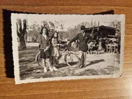 19347.   Fotografia D'epoca Uomo E  Donna Femme Con Bicicletta Al Parco Aa '40 Italia - 11x6,5 - Anonymous Persons