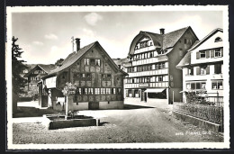 AK Flawil, Strassenpartie Mit Brunnen Vor Kleinem, Verzierten Fachwerkhaus  - Flawil