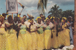 Les Jeunes Filles De Coquilhatville Manifestent Leur Enthousiasme Au Passage De La Voiture Royale - Congo Belge