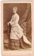 Photo CDV D'une Jeune Femme élégante Posant Dans Un Studio Photo A Lille Avant 1900 - Oud (voor 1900)