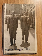 19355.   Fotografia D'epoca Uomini A Passeggio 1940 Roma - 13,5x8 - Anonymous Persons