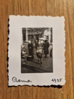 19356.   Fotografia D'epoca Uomo A Passeggio 1935 Roma - 5,5x4,5 - Persone Anonimi