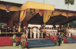 A Léopoldville Sous Le Dais Qui A été Dressé Au Boulevard Albert 1er Le Roi Et Les Hautes Personnalités - Belgian Congo