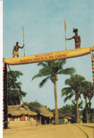 Village Des Wagénias Célèbres Pêcheurs Qui Vivent Au Bord Du Fleuve à Stanleyville Un Arc De Triomphe Et De Bienvenue - Belgisch-Congo