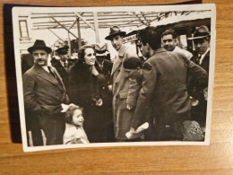 19359.  Fotografia D'epoca Donna Sexy Con Bambina Fra Uomini Aa '30 Italia - 12x8,5 - Anonieme Personen