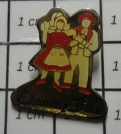 3417 Pin's Pins / Beau Et Rare / ASSOCIATIONS / COUPLE DE DANSEURS TRADI CHAMBLY FOLK - Associazioni