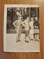 19363.  Fotografia D'epoca Uomini E Donne Eleganti Al Parco 1928 Italia - 9x6,5 - Persone Anonimi