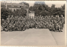 Photo Originale ( Caserne Avec Soldats à Identifier ) - Casernes