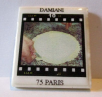 Fève Brillante Plate Publicitaire -  Damiani  Paris 75 - Frais Du Site Déduits - Altri & Non Classificati