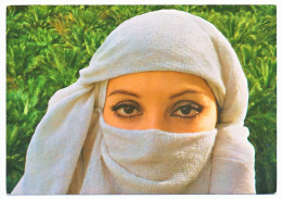 CPSM 10.5 X 15   Regard De Tunisie  Jeune Femme Maquillée Voilée - Tunisie