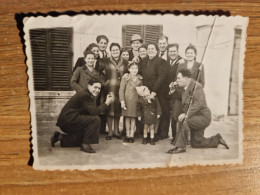 19366.  Fotografia D'epoca Gruppo Persone In Posa Uomini Che Bevono Vino Aa '40 Italia - 7x5 - Personas Anónimos