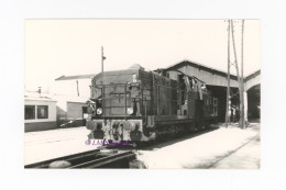 Photo Locotracteurs Est De Lyon Homme Cravate Dépôt Atelier Rhône 69 France Locomotive Train Gare Chemin Chemins Fer VNS - Trains