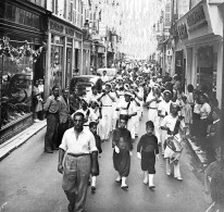 [64] Pyrénées-Atlantiques >  Bayonne Reproduction Photo 1948 Fetes De Bayonne Defilé Dans Le Vieux Bayonne - Bayonne