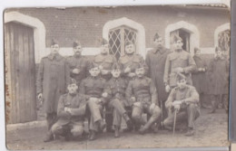 Carte Photo Groupe De  Militaires N° 2  Sur Calot  Et Grenade Patte De Col Régiment A Identifier Réf 29871 - Guerre, Militaire