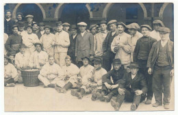 CPA Carte Photo D'un Groupe Soldats Corvée De Patates Et Nouveaux Incorporés Encore En Civil Guerre 1914-1918 - Oorlog 1914-18