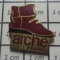 3417 Pin's Pins / Beau Et Rare / MARQUES / ARCHE FRANCE BOTTINE ROUGE Mais Surtout Chaussures Moches ! - Trademarks