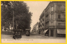 CPA  ROANNE LE COURS DE LA REPUBLIQUE - Tramway - Vendeur Ambulant Glaces - - Roanne