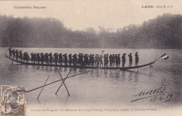 LAOS Course De Pirogues - Les Miliciens De Luang-Prabang, Vainqueurs, Saluent La Tribune Officielle Collections Raques - Laos