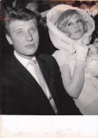 JOHNNY HALLYDAY 1965 MARIAGE AVEC SYLVIE VARTAN MAIRIE DE LOCONVILLE  PHOTO DE PRESSE ORIGINALE 18X13CM - Berühmtheiten