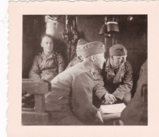 Petite Photo Originale - 1942 - Guerre 1939/45 - MEAUX (77 )   Soldats Allemands Au Repos - War, Military