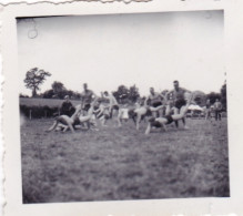 Petite Photo Originale - 1941 - Guerre 1939/45 - Schubkarrenrennen - Soldats Allemands - Course A La Brouette - Oorlog, Militair