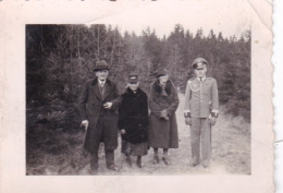  Petite Photo Originale - 1941 - Guerre 1939/45  - Soldat En Permission Dans Sa Famille - Guerra, Militares